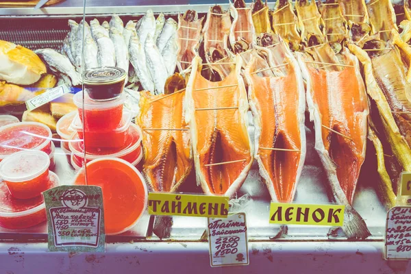 Сушеная рыба Омул лежит на прилавке в Листвянке, озеро Байкал . — стоковое фото