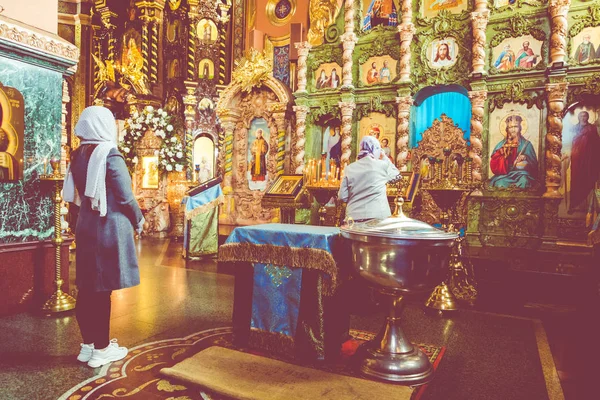 KAZAN, RUSSIA - SEPTEMBER 08, 2019: People praying in Kazan cath — Stock Photo, Image