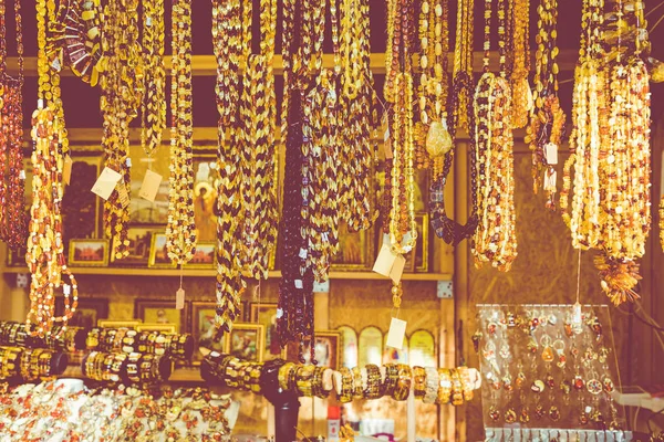 Bärnsten hängsmycken och halsband på gatumarknaden i Kuriska SP — Stockfoto