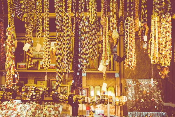 Bernsteinanhänger und Halsketten auf dem Wochenmarkt der Kurischen Nehrung — Stockfoto