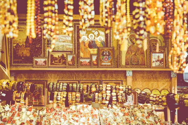 Bärnsten hängsmycken och halsband på gatumarknaden i Kuriska SP — Stockfoto