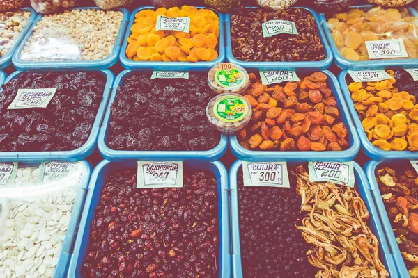 Russische markt verkopen verschillende soorten noten, zaden en gedroogde — Stockfoto