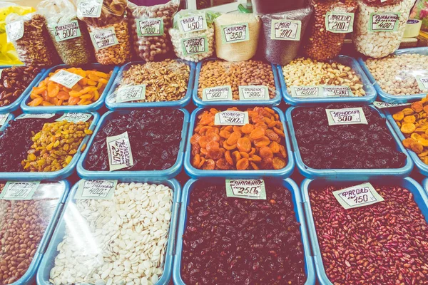 Rynek rosyjski sprzedaje różne rodzaje orzechów, nasion i suszonych — Zdjęcie stockowe