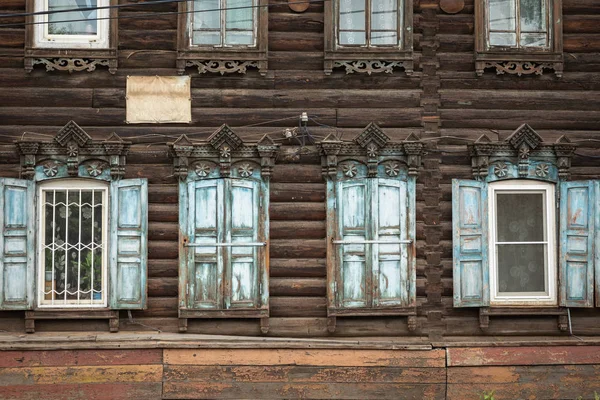 Ikkuna puinen veistetty architrave vanhassa puutalossa — kuvapankkivalokuva