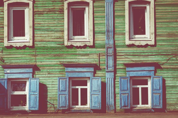 Окно с резной деревянной архитектурой в старом деревянном доме — стоковое фото