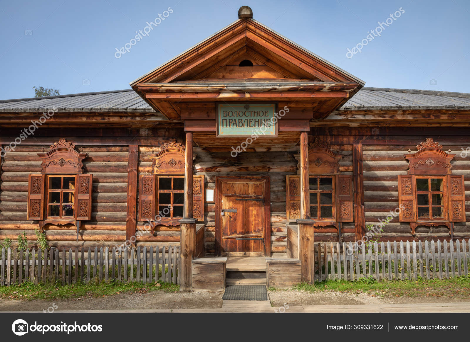 depositphotos_309331622-stock-photo-traditional-siberian-wooden-house-in.jpg