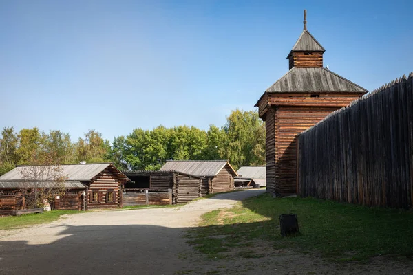 Tradycyjny syberyjski drewniany dom w Taltsy Architectural-et — Zdjęcie stockowe