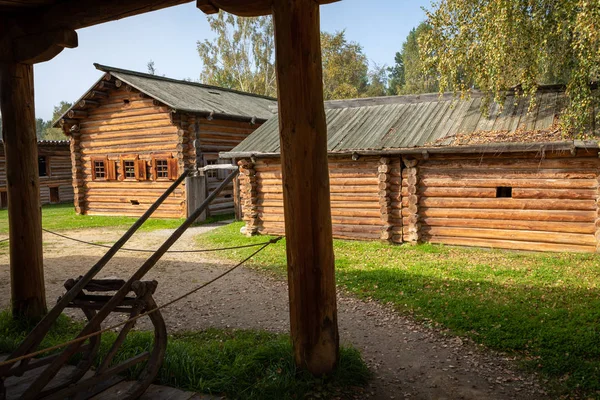 Παραδοσιακό Σιβηρικό ξύλινο σπίτι στο Τάλτσι αρχιτεκτονικό-et — Φωτογραφία Αρχείου