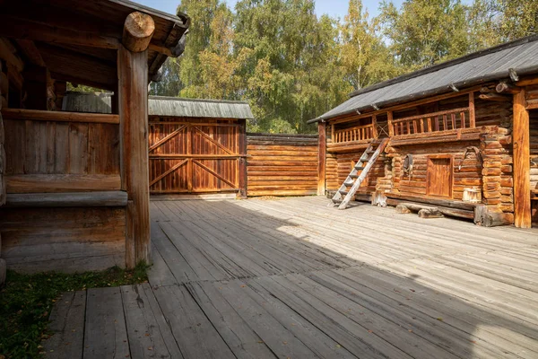 Традиційний Сибірський дерев'яний будинок в Тальцях архітектурно-ет — стокове фото