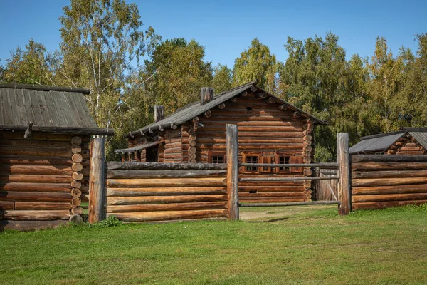 Casa tradicional de madera siberiana en el Taltsy Architectural-Et —  Fotos de Stock