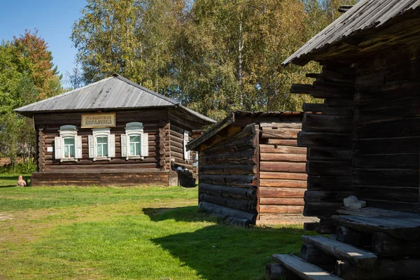 Традиционный сибирский деревянный дом в Тальцах Архитектурно-И — стоковое фото