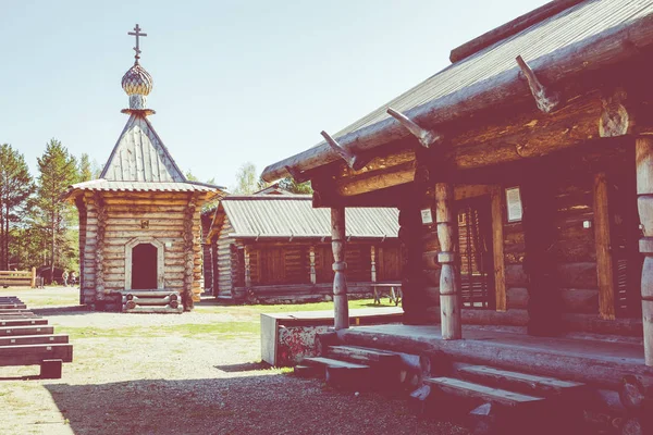 Casa tradicional de madera siberiana en el Taltsy Architectural-Et —  Fotos de Stock