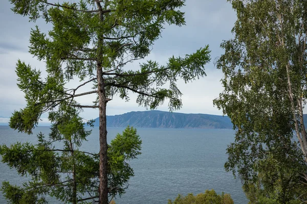 Angara river at lake Baikal in Listvyanka village. Summer landsc — Stock Photo, Image