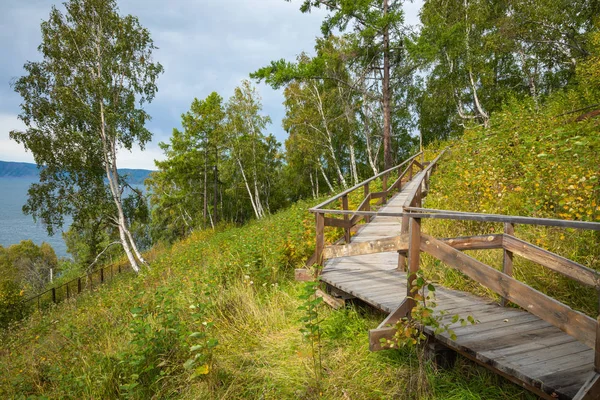 Rio Angara no lago Baikal na aldeia de Listvyanka. Terras de verãoc — Fotografia de Stock