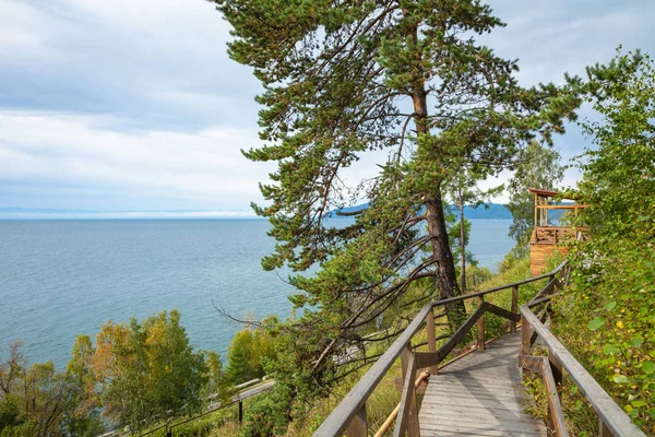 Angara river at lake Baikal in Listvyanka village. Summer landsc — Stock Photo, Image