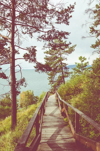 Angara River vid Bajkalsjön i Listvyanka byn. Summer vinterlandsk — Stockfoto