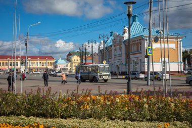 Tomsk, Rusya - 13 Eylül 2019: Yolda şehir içi ulaşım 