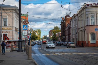 Tomsk, Rusya - 13 Eylül 2019: Yolda şehir içi ulaşım 
