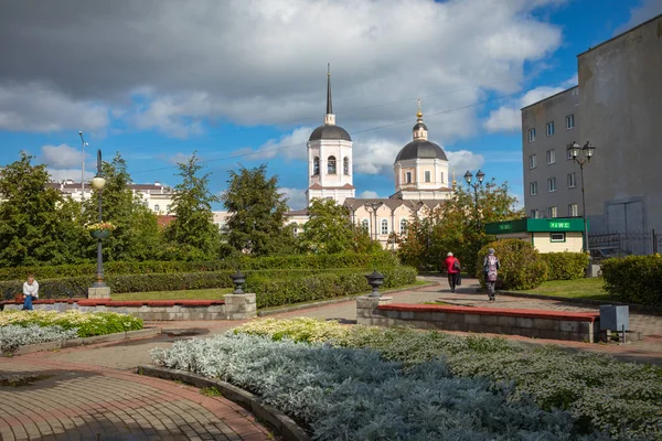 TOMSK, RUSIA - 13 DE SEPTIEMBRE DE 2019: Catedral de Epifanía en Tomsk , — Foto de Stock