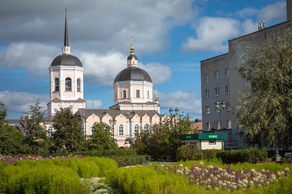 TOMSK, RUSSIA - SEPTEMBER 13, 2019: Epiphany Cathedral in Tomsk, — Stock Photo, Image