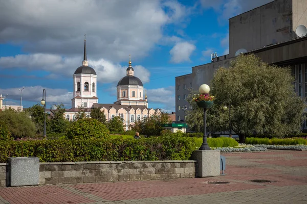 TOMSK, RUSIA - 13 DE SEPTIEMBRE DE 2019: Catedral de Epifanía en Tomsk , — Foto de Stock