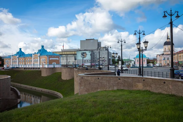 TOMSK, RUSIA - 13 DE SEPTIEMBRE DE 2019: Arquitectura tradicional en —  Fotos de Stock