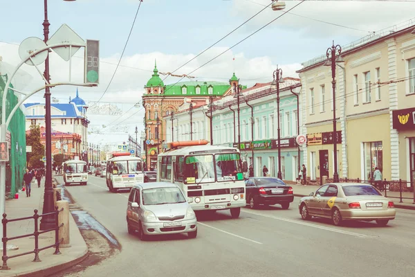 TOMSK, RUSSIE - 13 SEPTEMBRE 2019 : Le transport urbain sur la route — Photo
