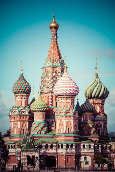 МОСКВА, РОССИЯ - 16 сентября 2019 г.: Санкт-Петербург Basil 's Cathedral on Re — стоковое фото