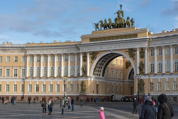 SAINT PETERSBURG, RUSSIA - SEPTEMBER 17, 2019: Palace square (Dv — Stock Photo, Image
