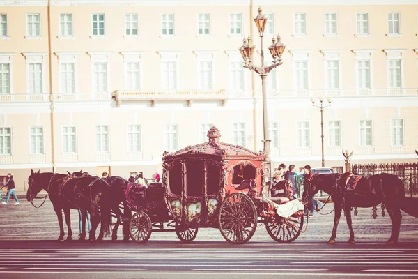 Sint-Petersburg, Rusland-17 september 2019: Paleisplein (DV — Stockfoto