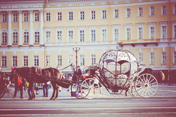 Sint-Petersburg, Rusland-17 september 2019: Paleisplein (DV — Stockfoto