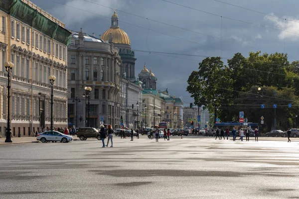 SAINT PETERSBURG, RUSSIA - SEPTEMBER 17, 2019: Square near Hermi — Stock Photo, Image