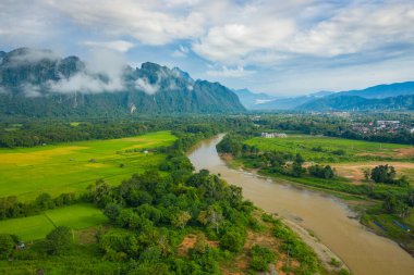 Vang Vieng Laos 'taki güzel manzaraların havadan görüntüsü. Güney.
