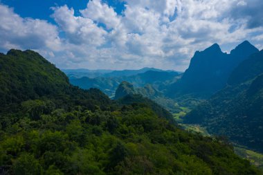 Nong Khiaw 'daki dağların havadan görünüşü. Kuzey Laos. Güneydoğu