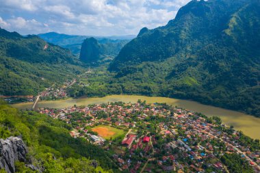 Nong Khiaw köyünün havadan görünüşü. Kuzey Laos. Güneydoğu Asya