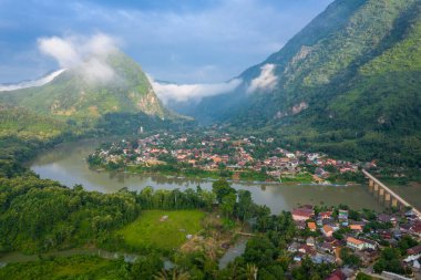 Nong Khiaw köyünün havadan görünüşü. Kuzey Laos. Güneydoğu Asya