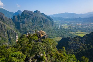 Vang Vieng Laos 'taki güzel manzaraların havadan görüntüsü. Güney.