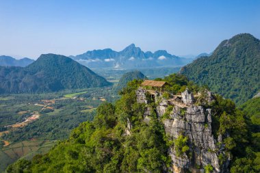 Vang Vieng Laos 'taki güzel manzaraların havadan görüntüsü. Güney.