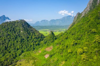 Vang Vieng Laos 'taki güzel manzaraların havadan görüntüsü. Güney.