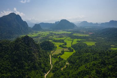 Vang Vieng Laos 'taki güzel manzaraların havadan görüntüsü. Güney.