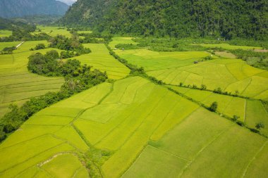 Vang Vieng Laos 'taki güzel manzaraların havadan görüntüsü. Güney.