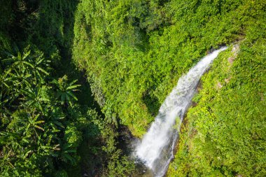 Vang Vieng, Lao 'daki güzel Kaeng Yuy şelalesinin hava manzarası.