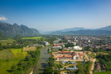 Vang Vieng köyünün ve Nam Song nehrinin havadan görünüşü, Laos. Bu yüzden