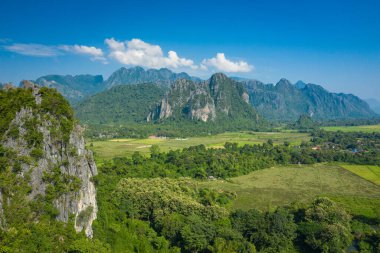Vang Vieng Laos 'taki güzel manzaraların havadan görüntüsü. Güney.