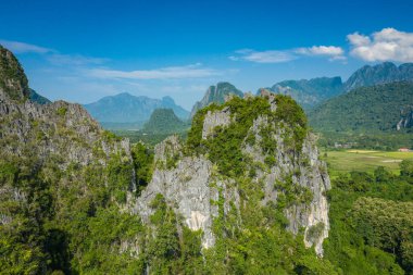 Vang Vieng Laos 'taki güzel manzaraların havadan görüntüsü. Güney.