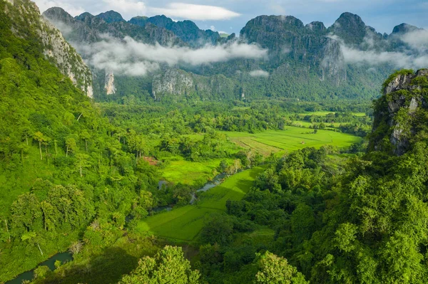 Vista aérea de hermosos paisajes en Vang Vieng, Laos. Southe. — Foto de Stock