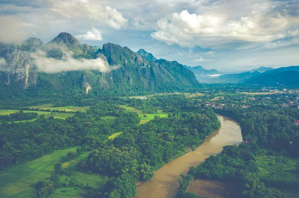 Luftaufnahme wunderschöner Landschaften bei Vang Veng, Laos. süd — Stockfoto