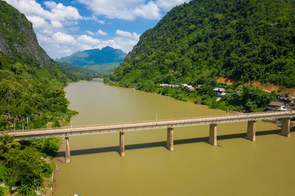 Dağların ve Nong Khiaw nehrinin havadan görünüşü. Kuzey Laos. Güney — Stok fotoğraf