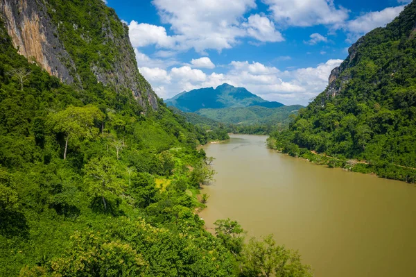 Uitzicht vanuit de lucht op bergen en de rivier Nong Khiaw. Noord-Laos. Zuid — Stockfoto