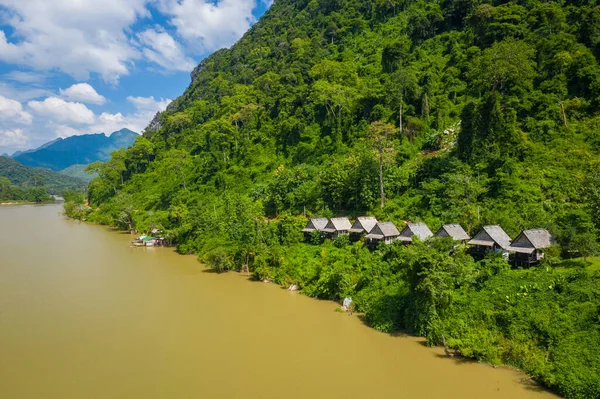 Luftaufnahme der Berge und des Flusses nong khiaw. Nordlaos. Süd — Stockfoto